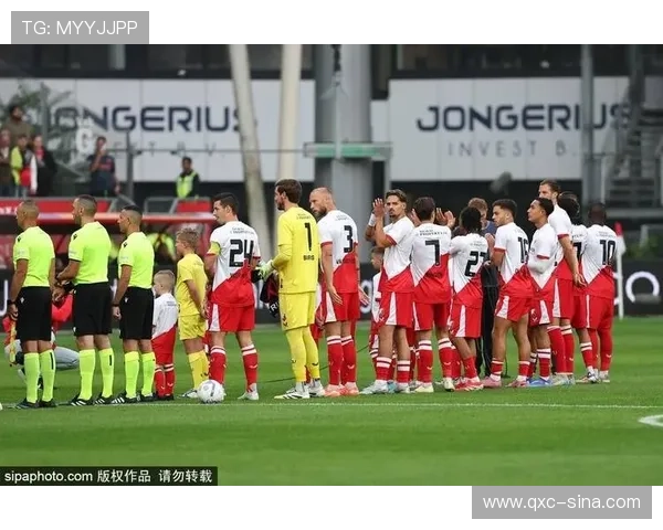 意大利传奇门将布冯现身邯郸U18决赛亲切互动引发球迷热烈欢呼